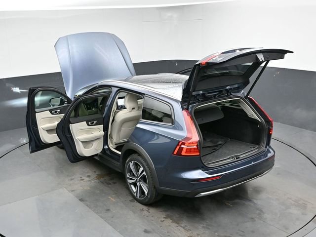Used 2023 Volvo V60 B5 Cross Country Plus image 49