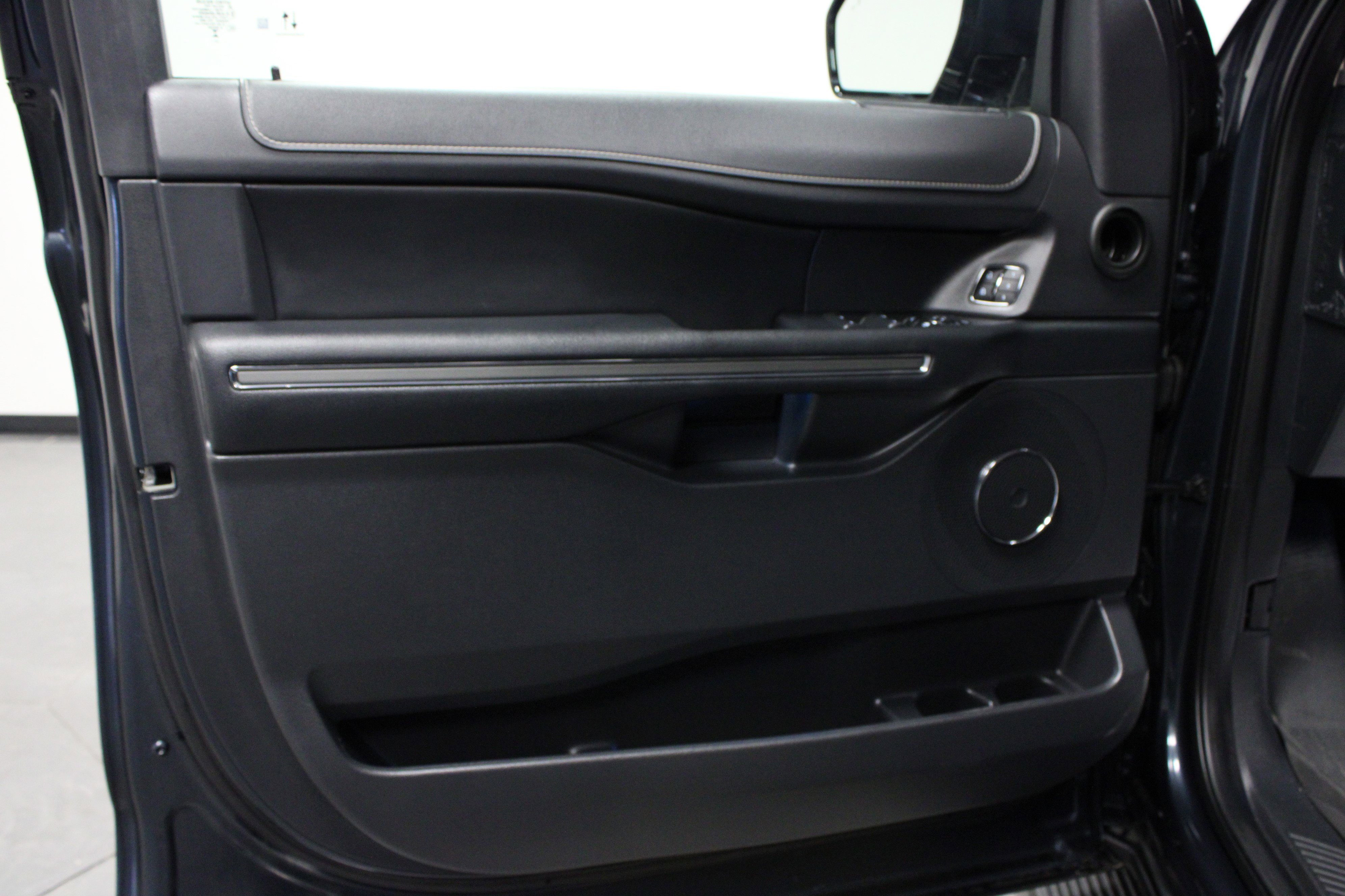 Used 2024 Ford Expedition XLT image 11