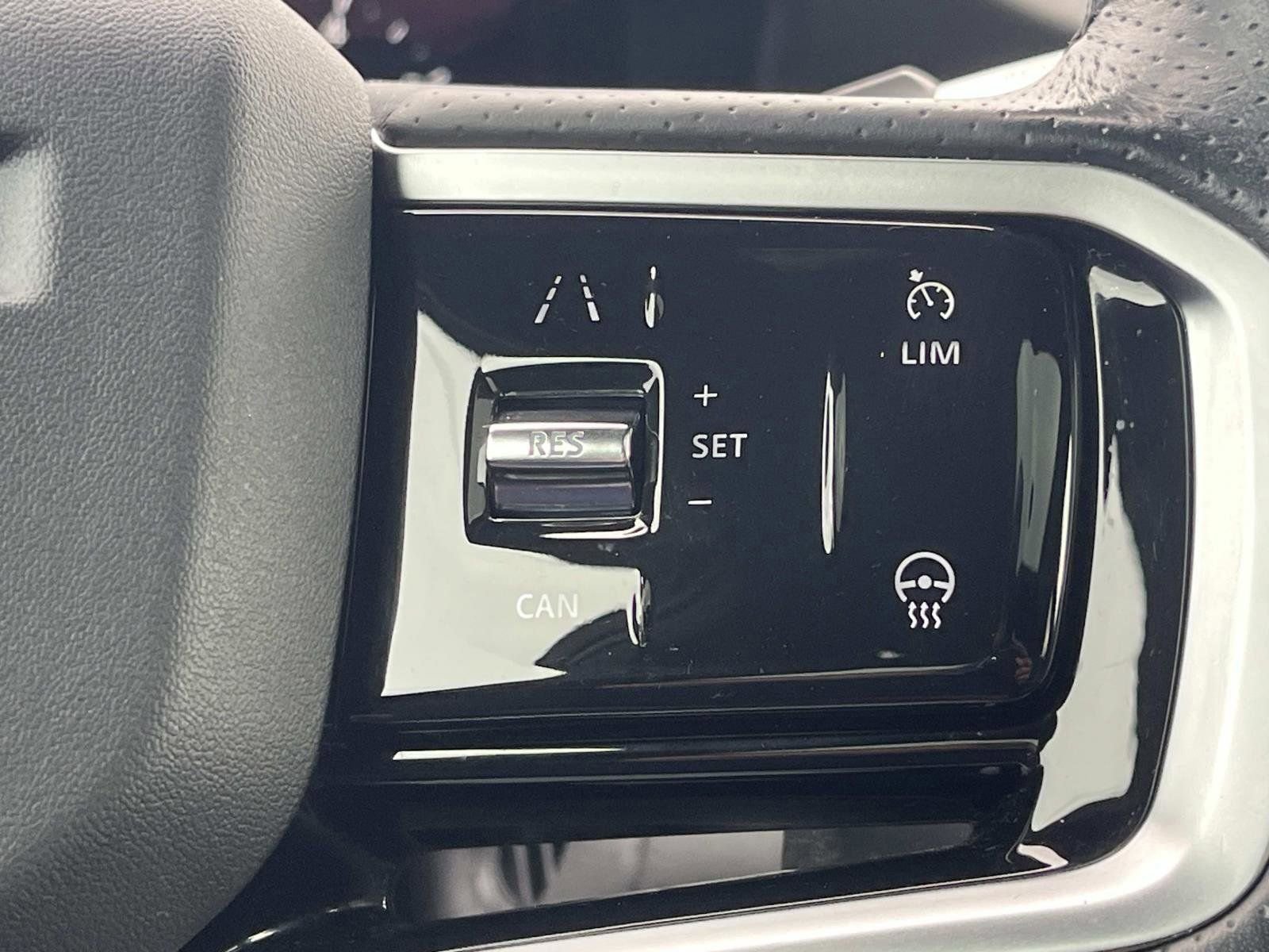 Used 2021 Land Rover Range Rover Evoque R-Dynamic SE image 25