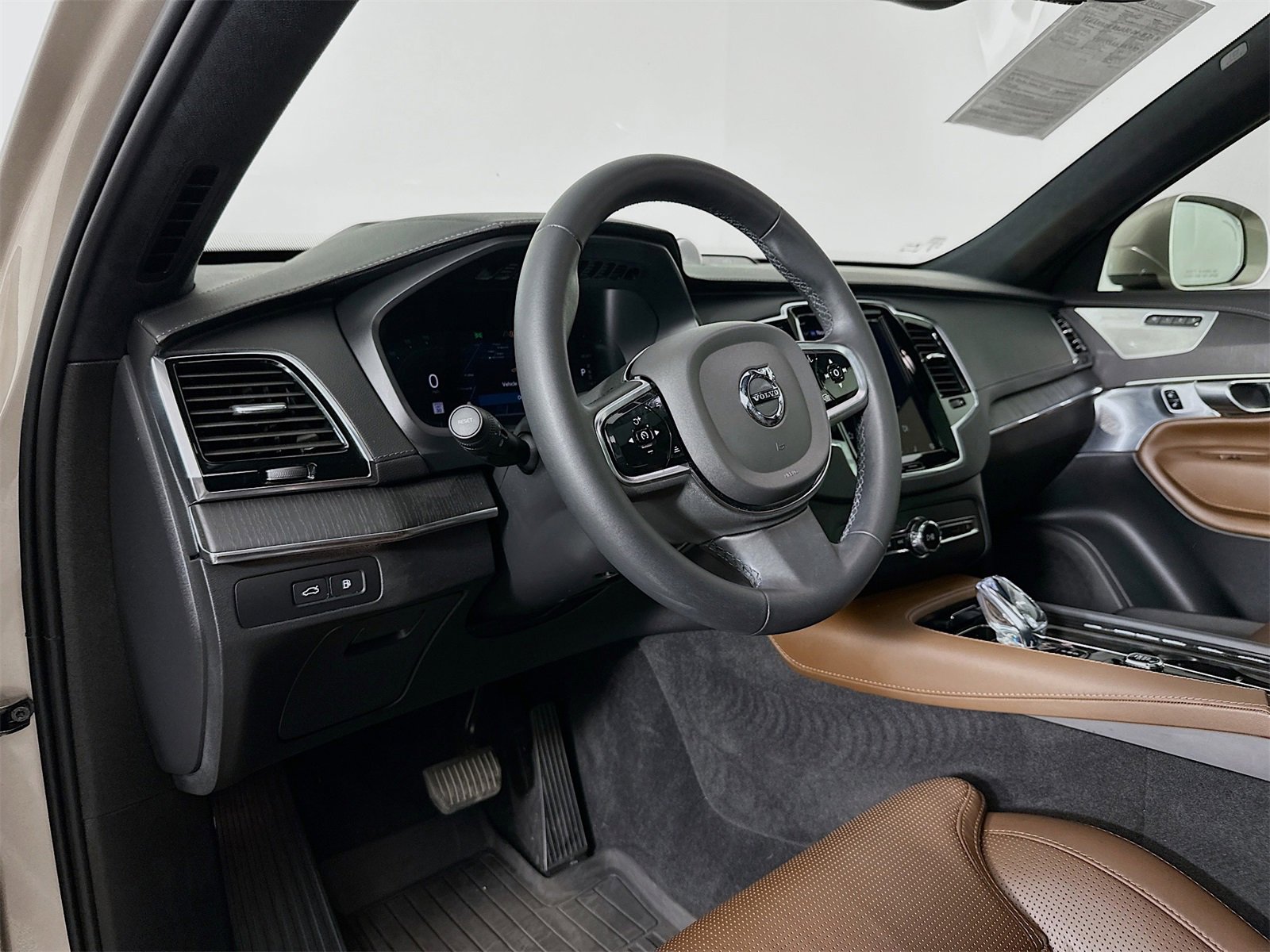 Used 2024 Volvo XC90 T8 Ultimate w/ Lounge Package image 9