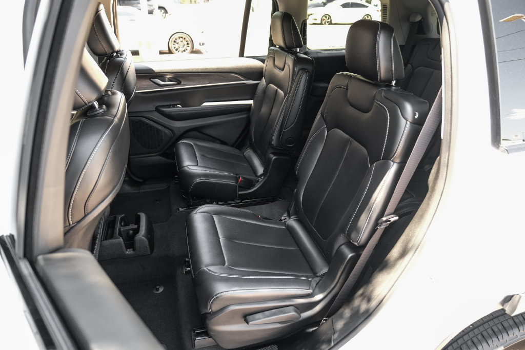 Used 2023 Jeep Grand Cherokee L Limited AWD/4WD image 53