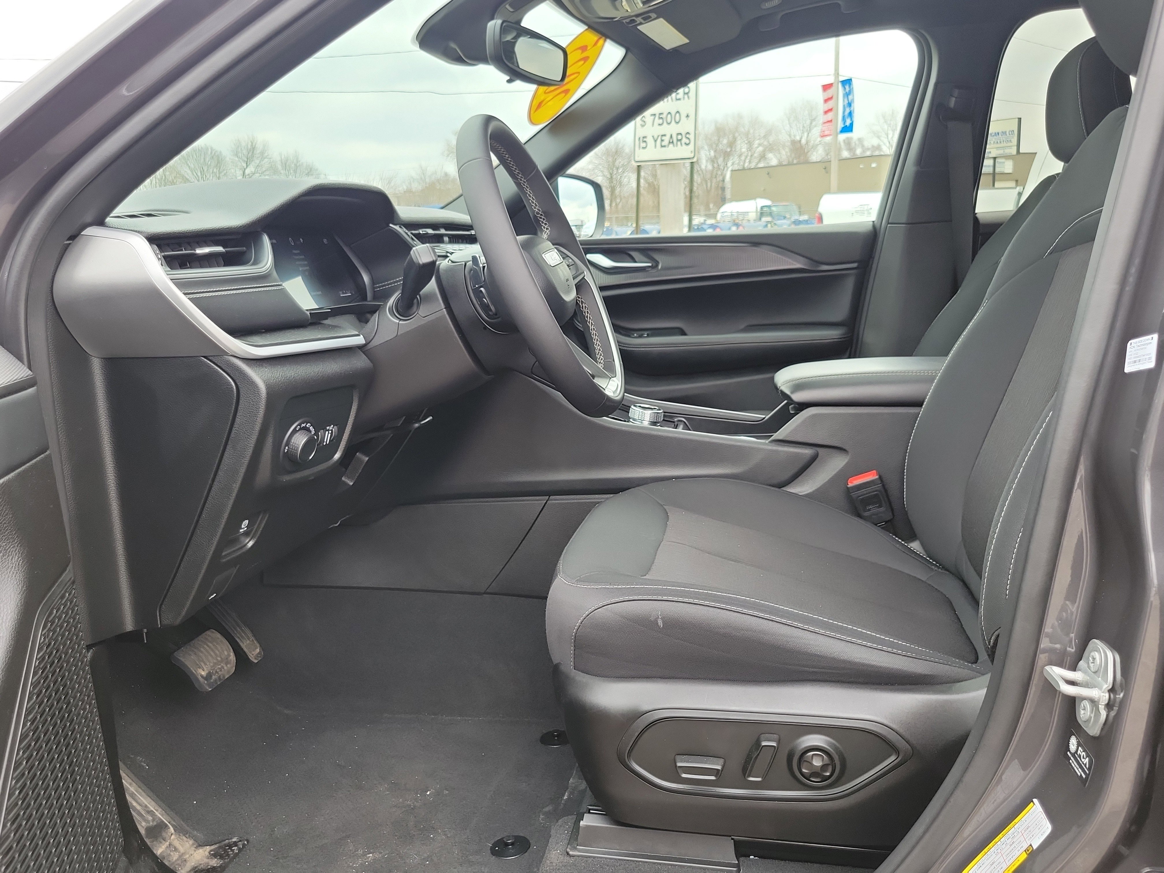 Used 2025 Jeep Grand Cherokee Laredo X image 8