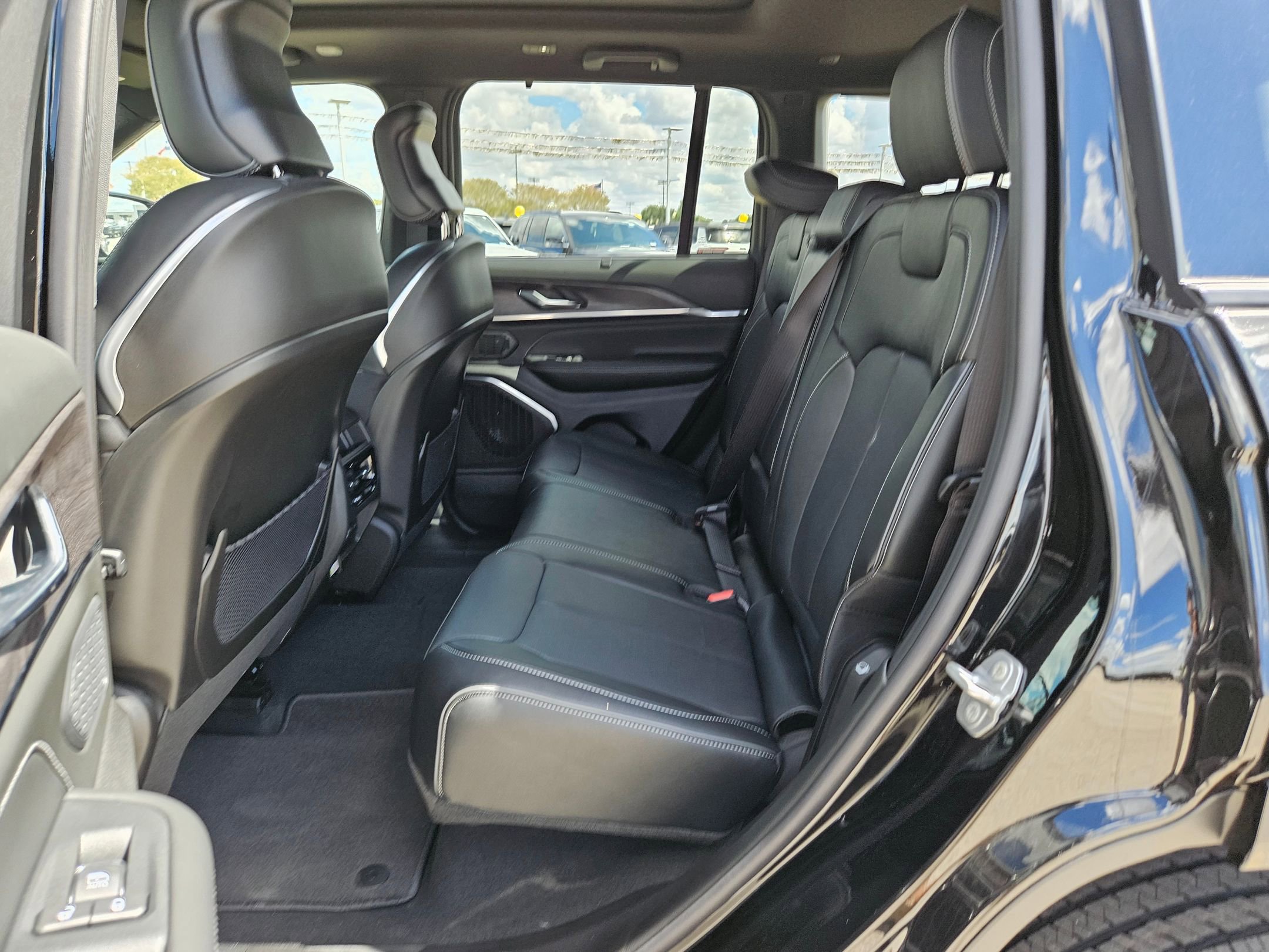 New 2025 Jeep Grand Cherokee Overland w/ Luxury Tech Group IV image 13