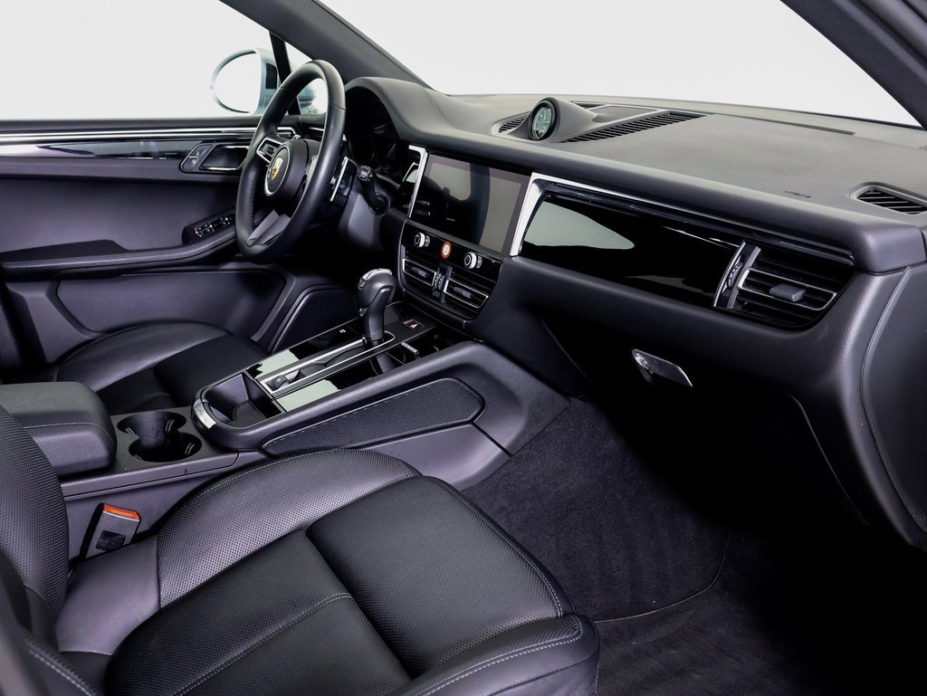 Used 2025 Porsche Macan image 7