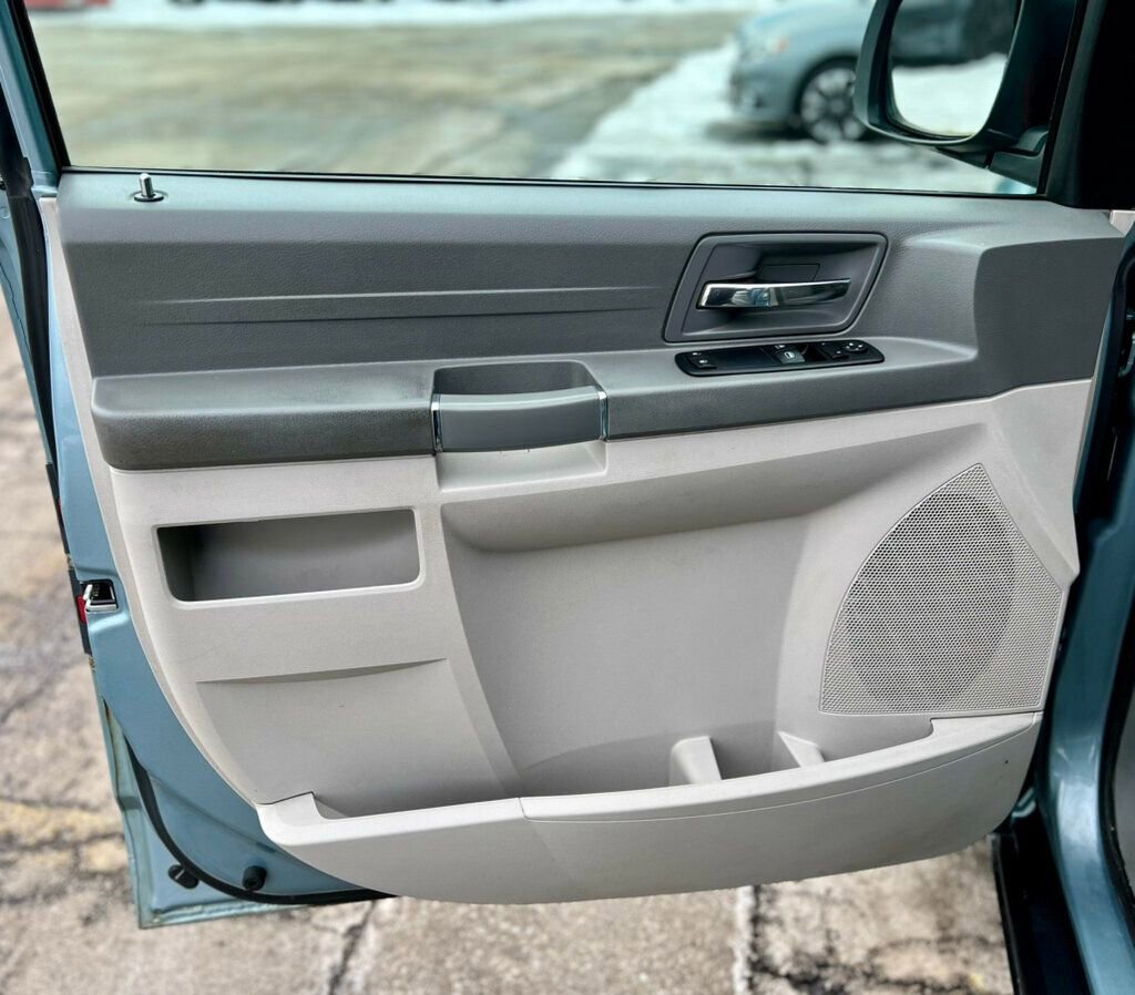 Used 2008 Chrysler Town & Country LX image 10
