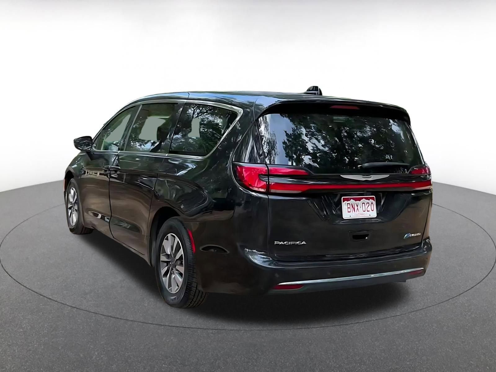 Used 2023 Chrysler Pacifica Touring-L image 12