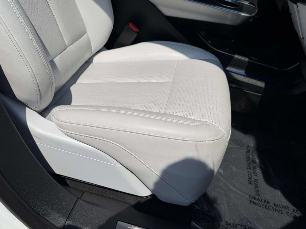 Used 2024 Cadillac Lyriq Luxury w/ LPO, Floor Liner Package AWD/4WD image 9