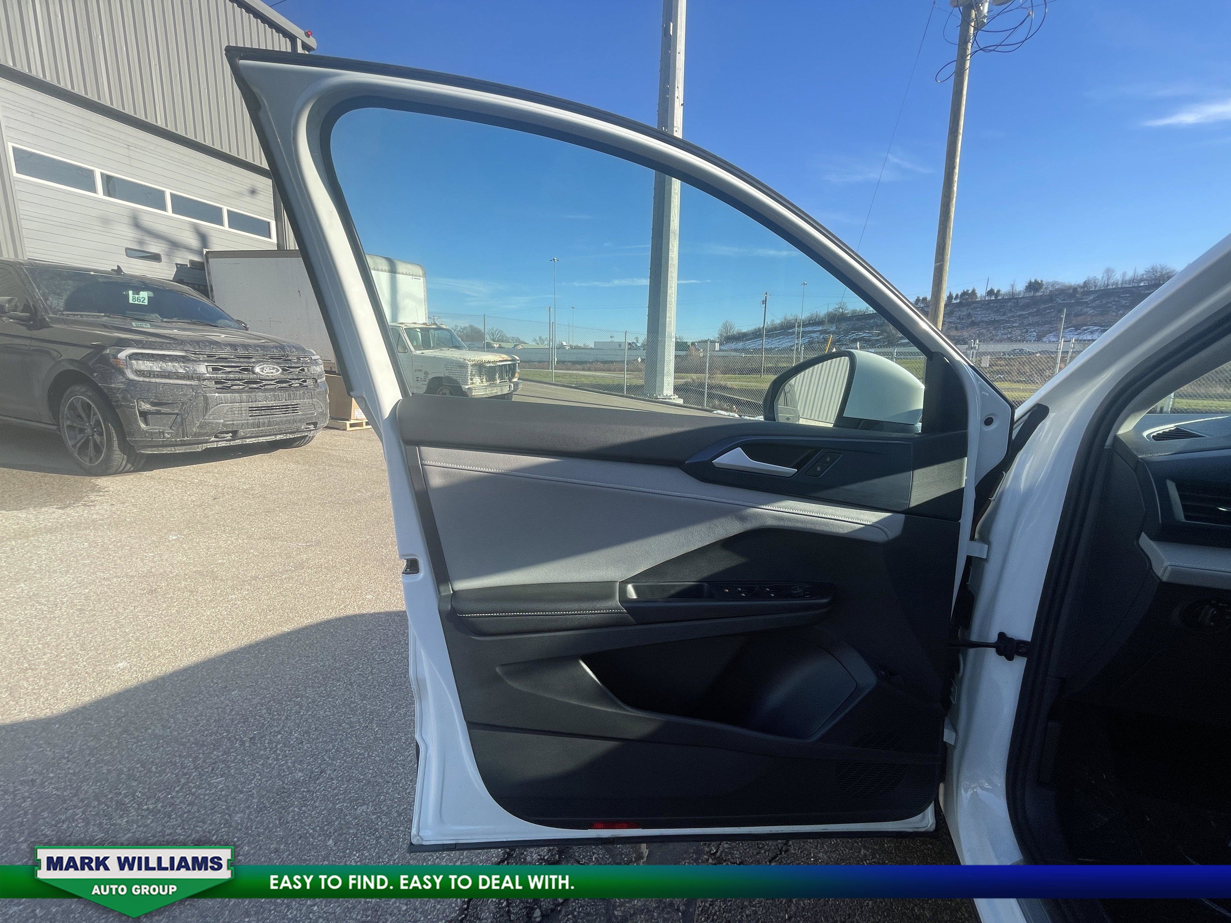 Used 2024 Volkswagen Taos SE image 11