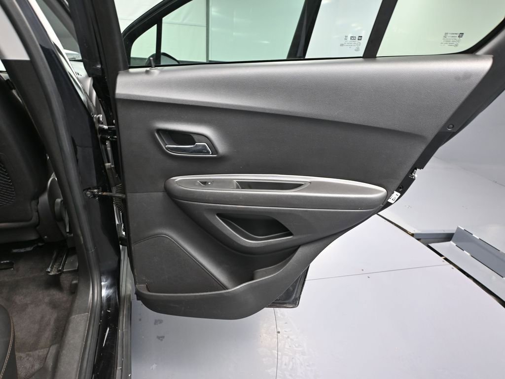 Used 2020 Chevrolet Trax LT w/ LT Convenience Package AWD/4WD image 35