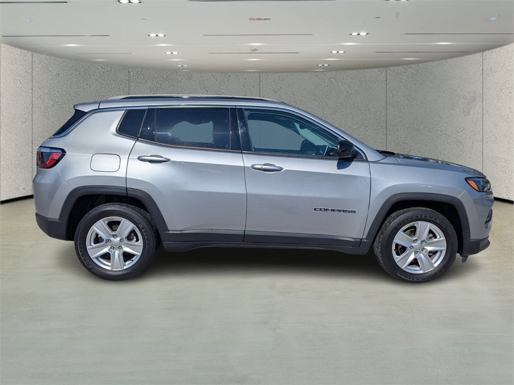 Used 2022 Jeep Compass Latitude image 2