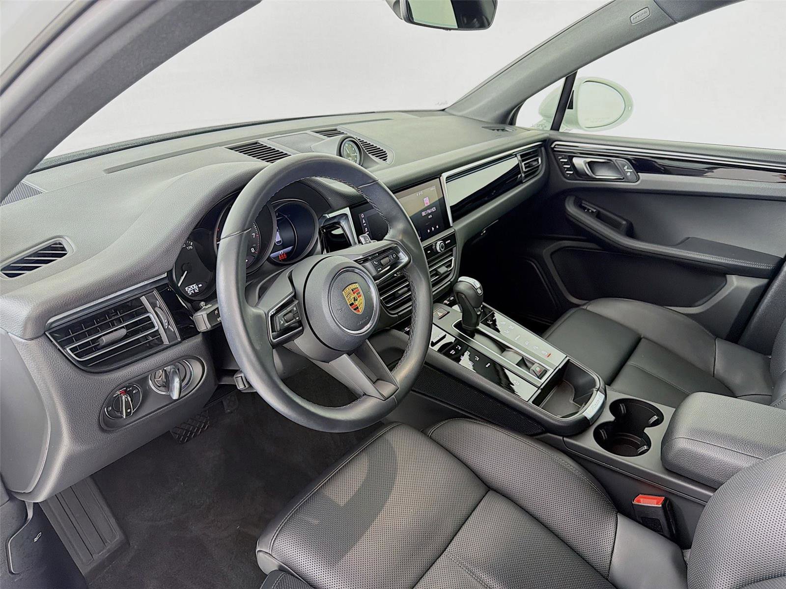 Certified 2023 Porsche Macan AWD/4WD image 4