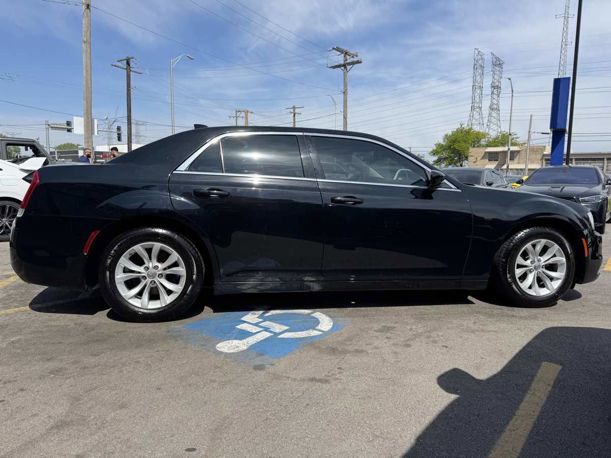 Used 2020 Chrysler 300 Touring RWD image 4