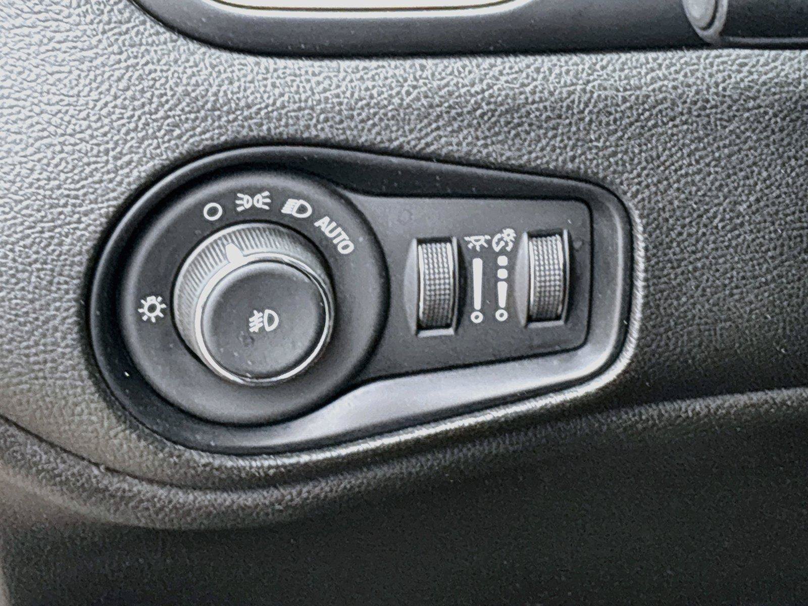 Used 2017 Jeep Renegade Latitude w/ Popular Equipment Group AWD/4WD image 14