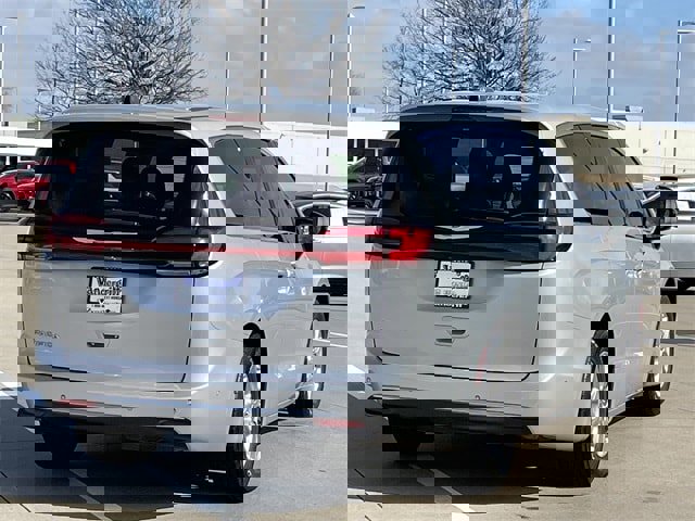 Used 2024 Chrysler Pacifica Touring-L image 4