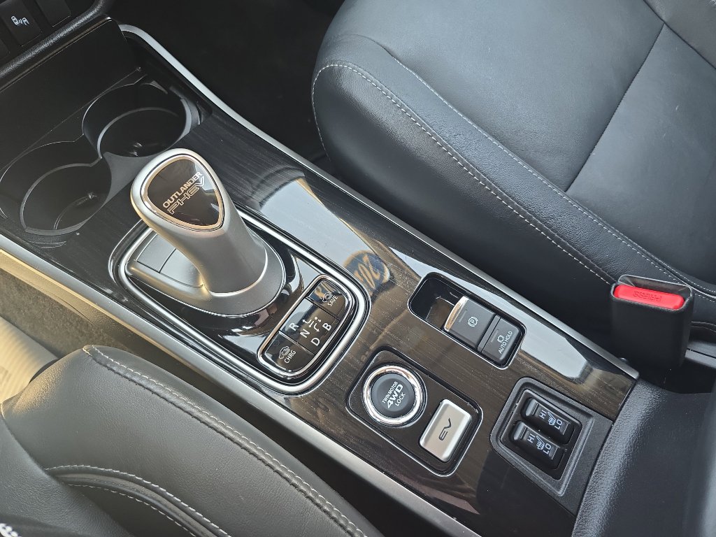 Used 2018 Mitsubishi Outlander SEL image 29