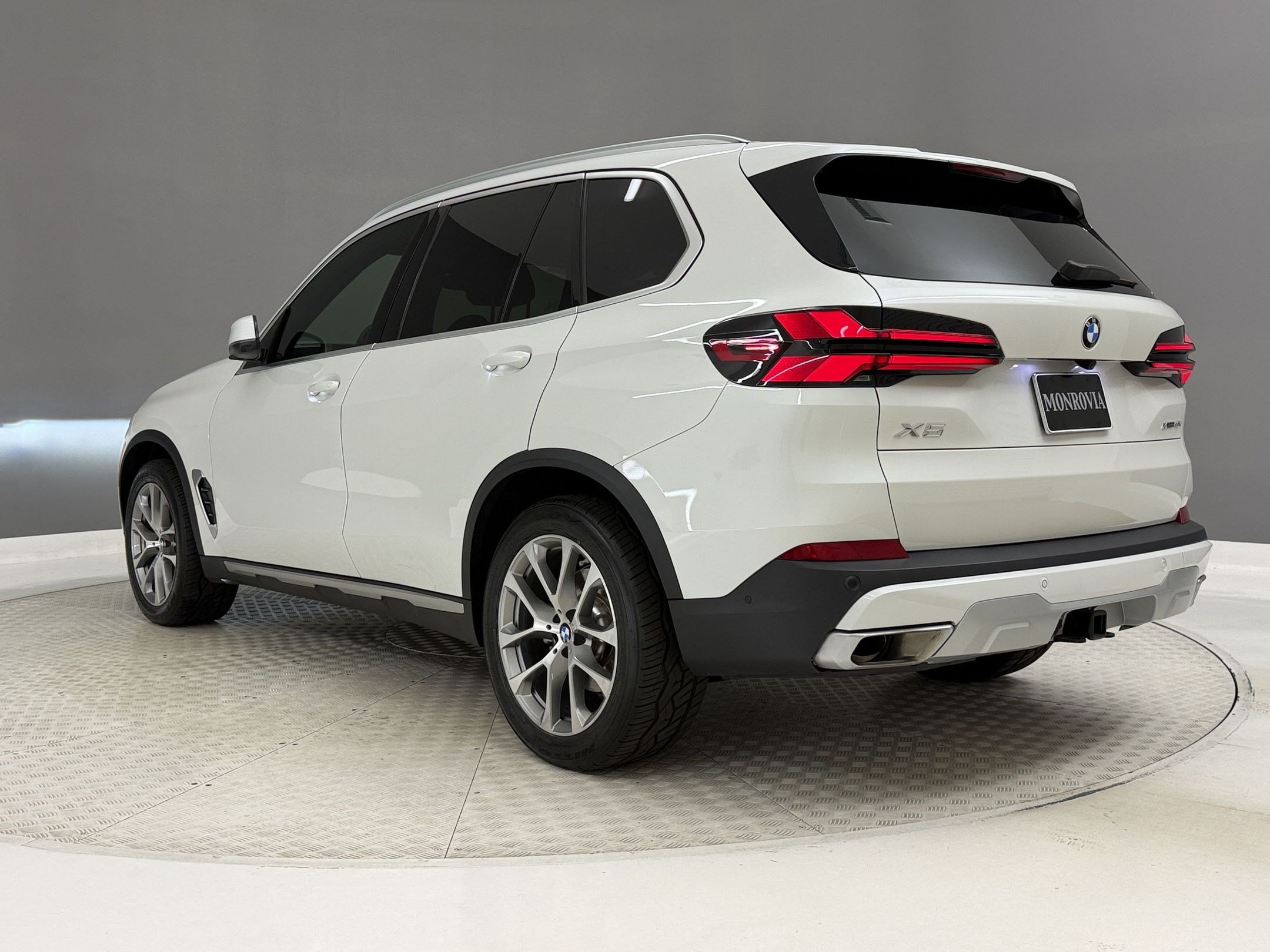 Used 2024 BMW X5 xDrive40i w/ Premium Package AWD/4WD image 3