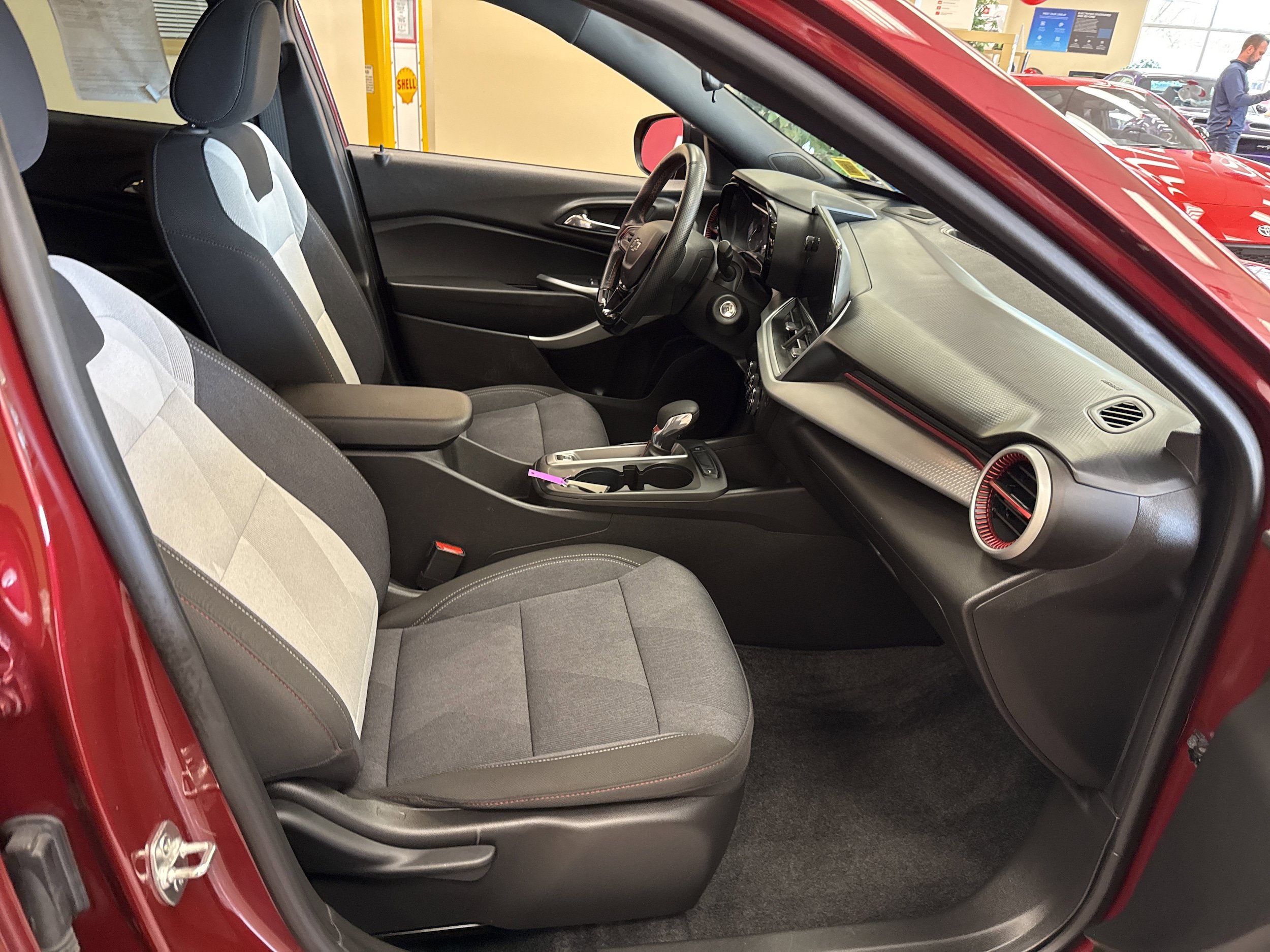 Used 2024 Chevrolet Trax RS FWD image 17