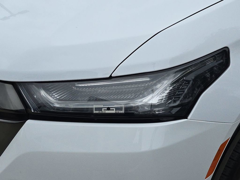 Used 2023 Chevrolet Traverse Premier w/ Redline Edition image 36