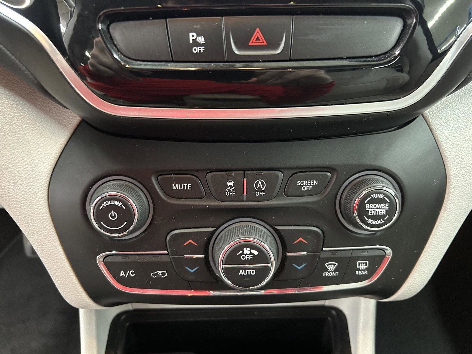 Used 2019 Jeep Cherokee Limited image 19