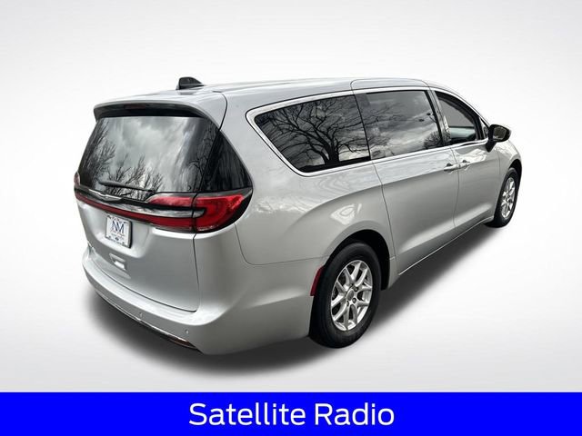 Used 2023 Chrysler Pacifica Touring-L FWD image 9