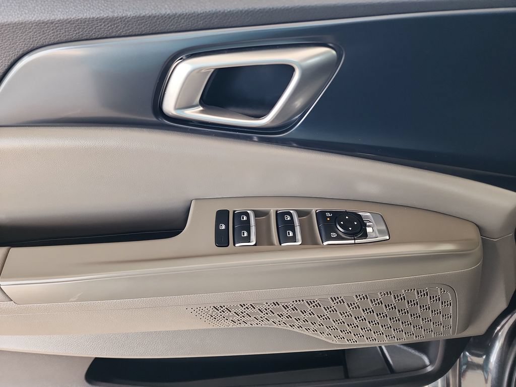 Used 2025 Kia Carnival FWD image 11