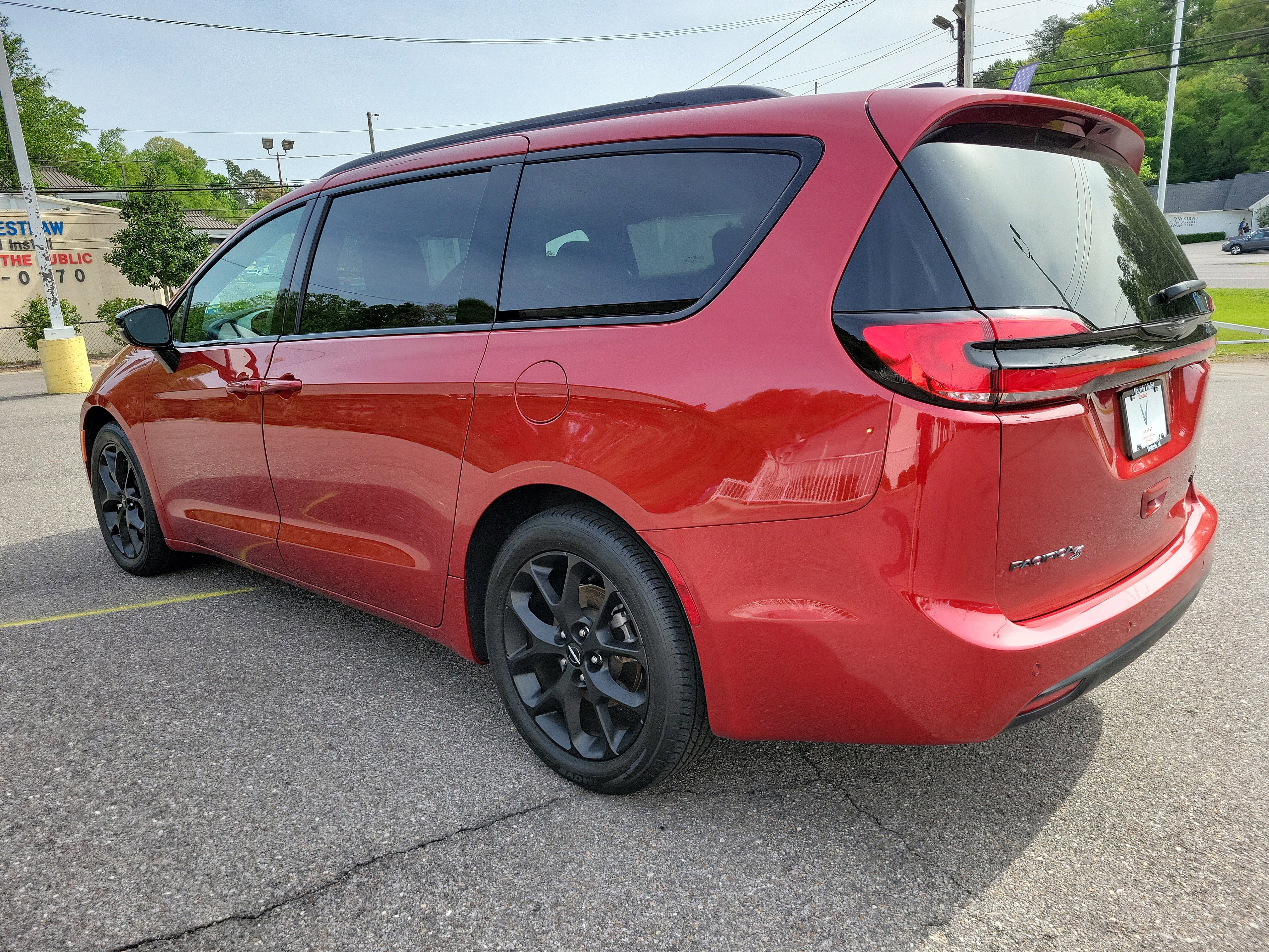 Used 2025 Chrysler Pacifica Limited image 7