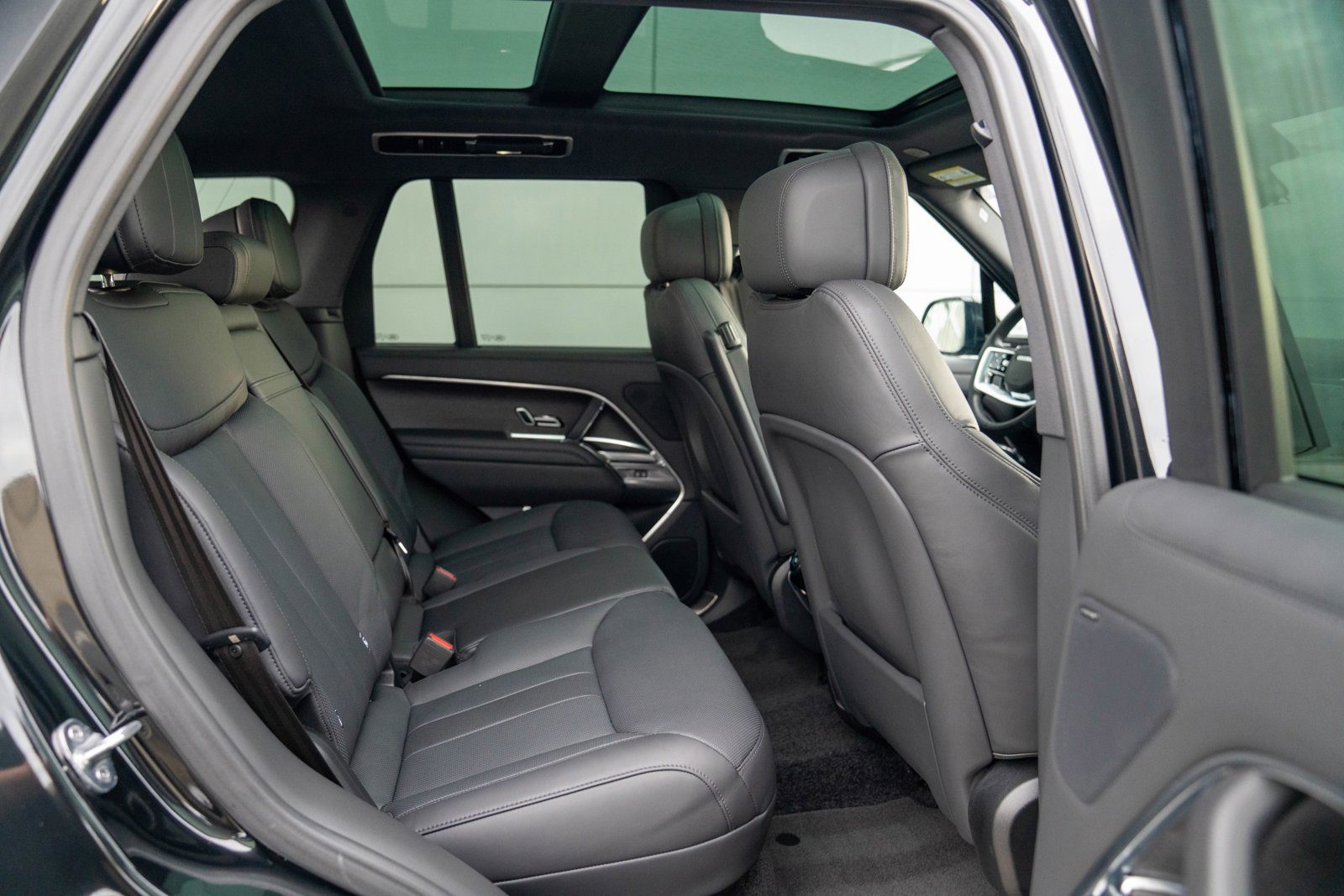 Used 2023 Land Rover Range Rover SE image 23