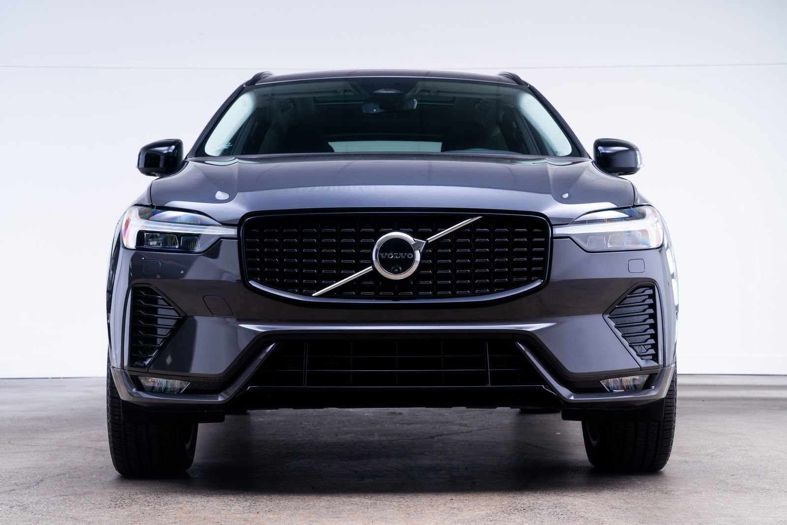 Used 2025 Volvo XC60 B5 Plus AWD/4WD image 2