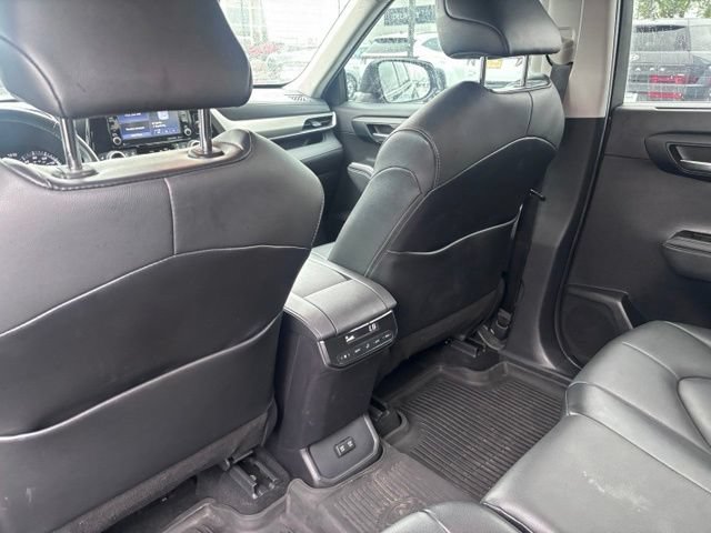 Used 2021 Toyota Highlander XLE AWD/4WD image 41