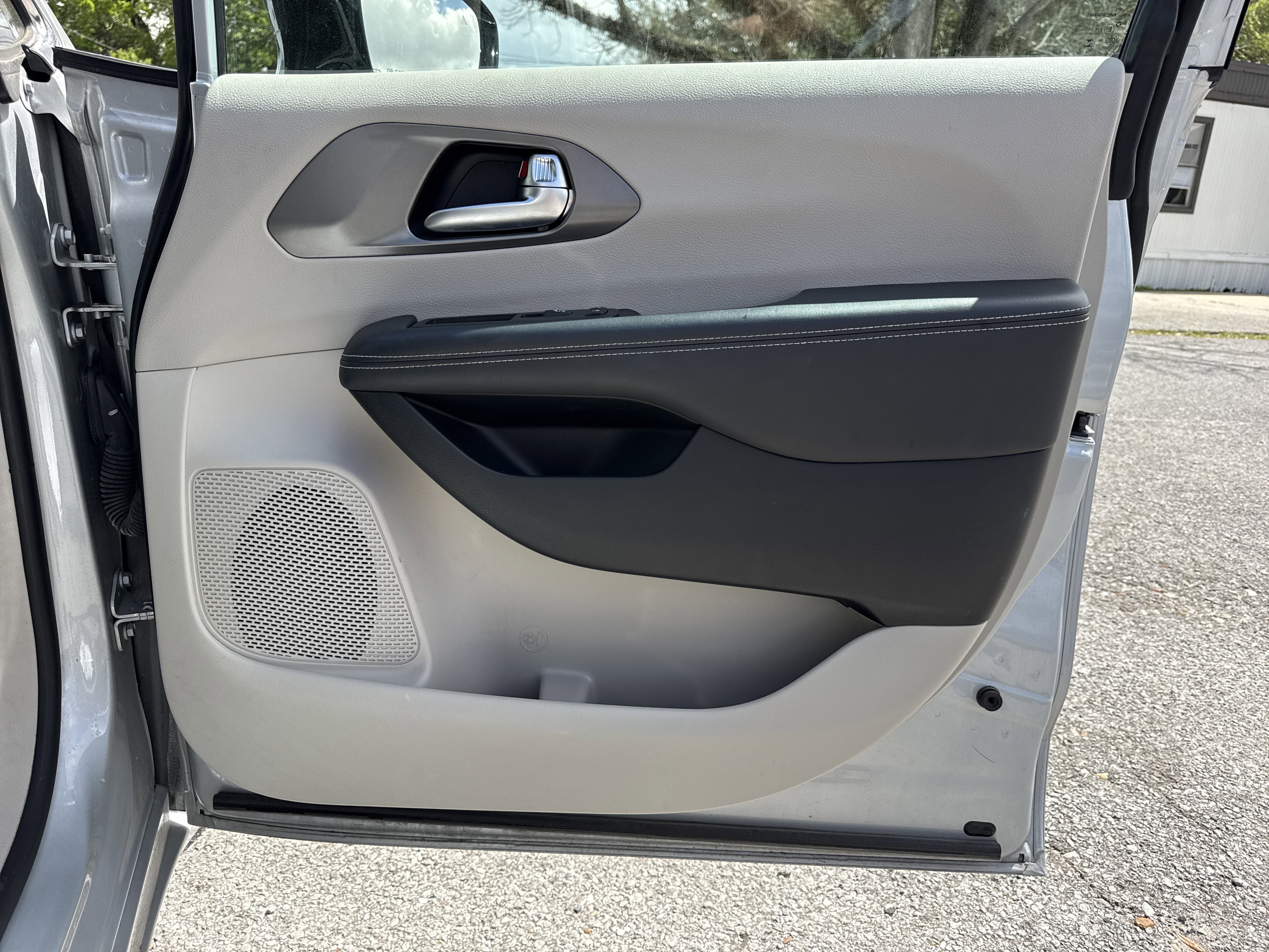 Used 2024 Chrysler Pacifica Touring-L image 28