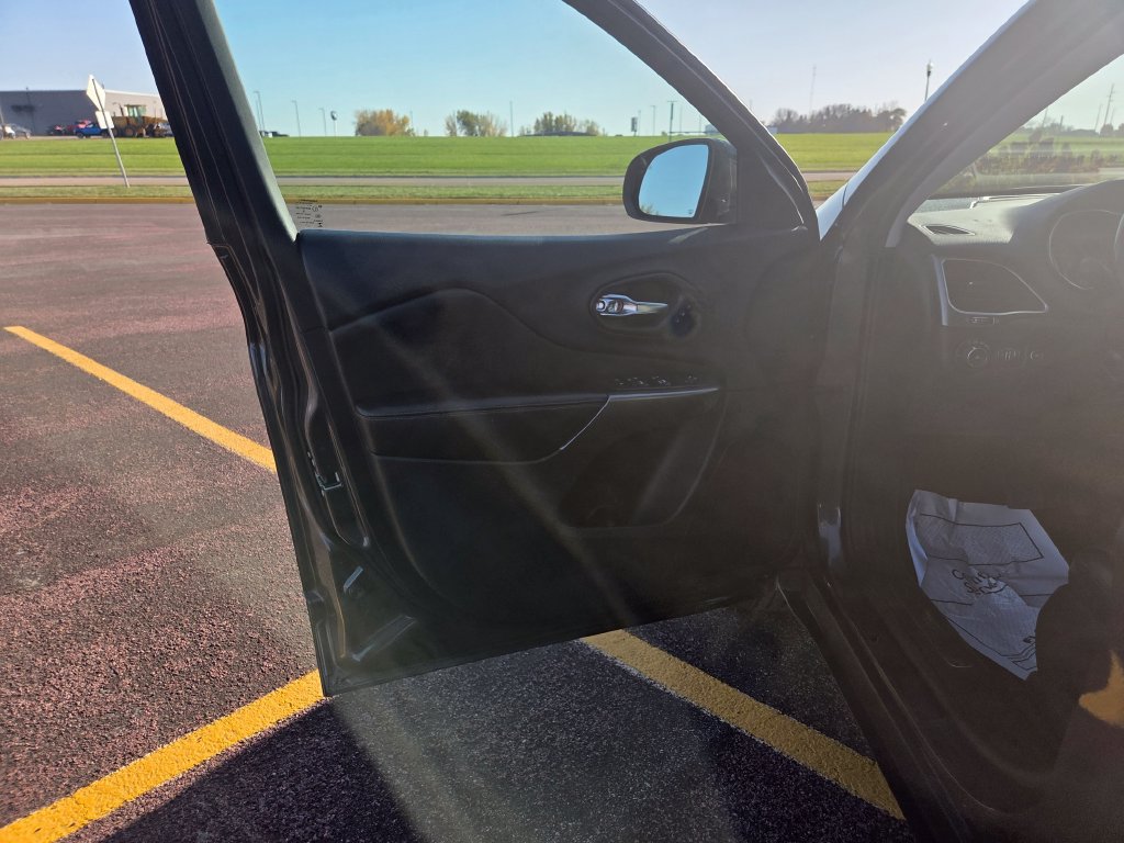 Used 2019 Jeep Cherokee Limited AWD/4WD image 5