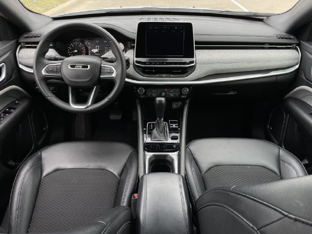 Used 2025 Jeep Compass Latitude w/ Sun & Sound Group AWD/4WD image 11