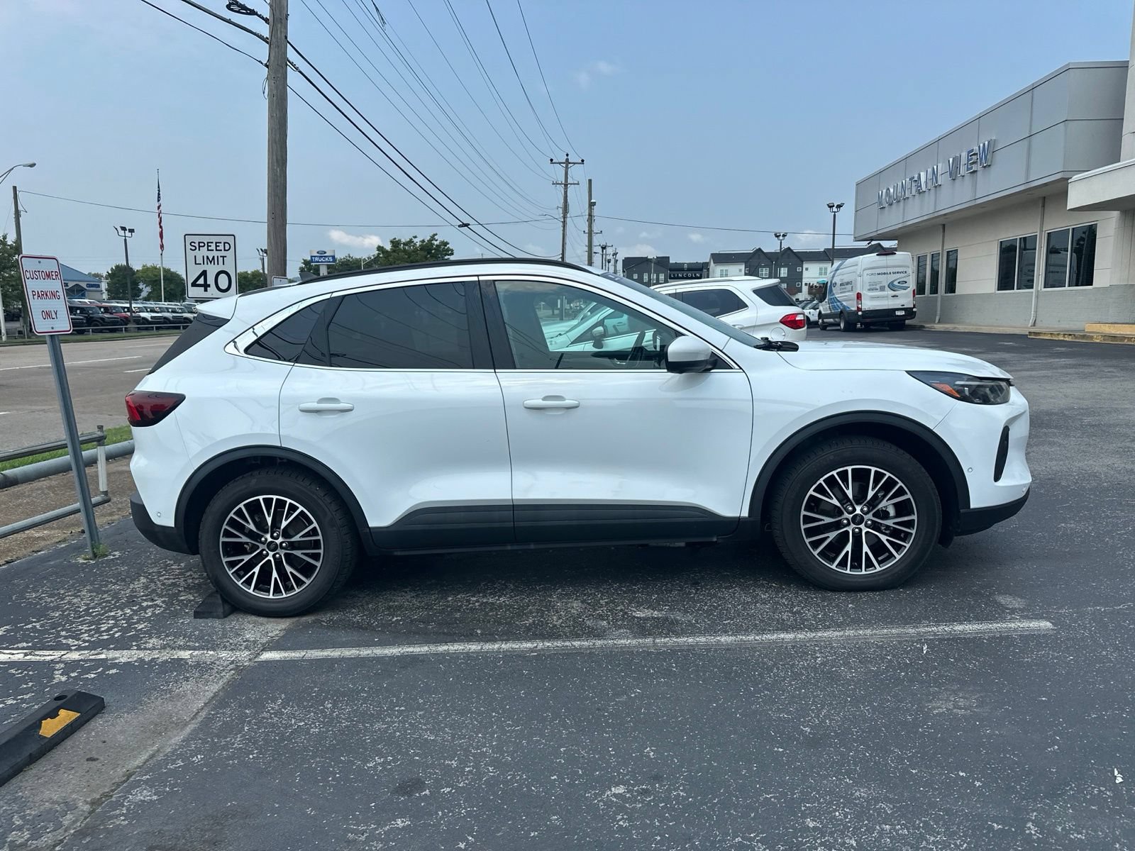 Used 2023 Ford Escape SE w/ PHEV Premium Package FWD image 4