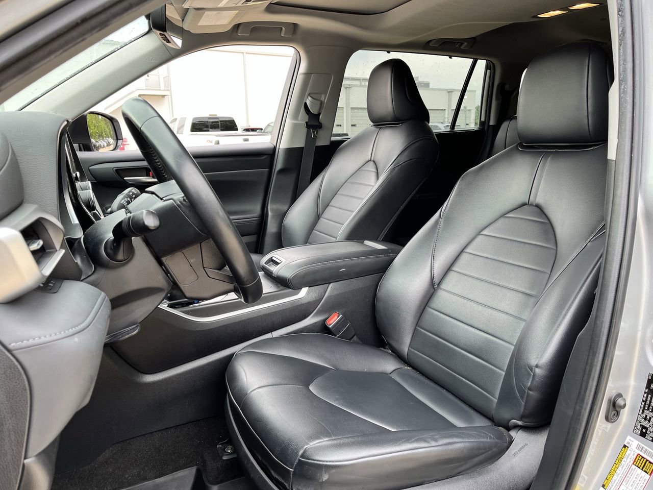 Used 2023 Toyota Highlander XLE FWD image 23