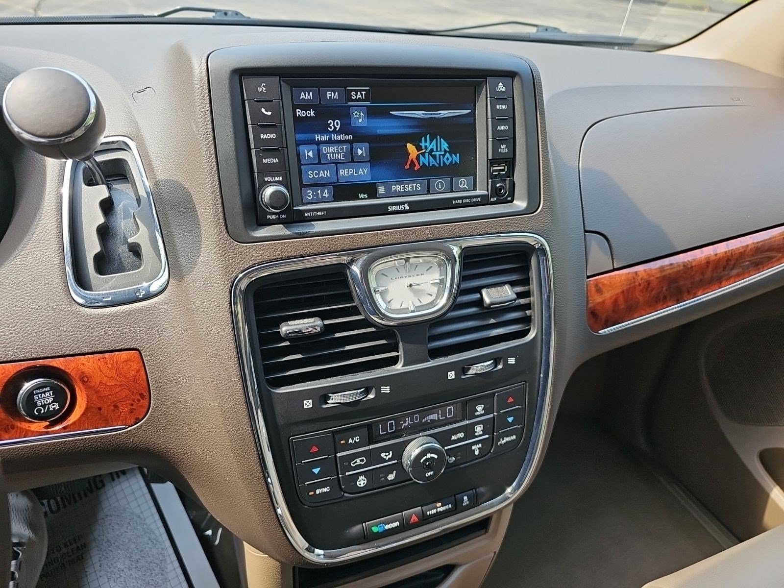Used 2016 Chrysler Town & Country Touring-L w/ Driver Convenience Group FWD image 23