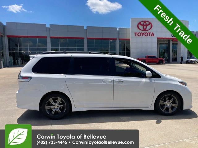 Used 2015 Toyota Sienna SE w/ SE Preferred Package FWD video 2