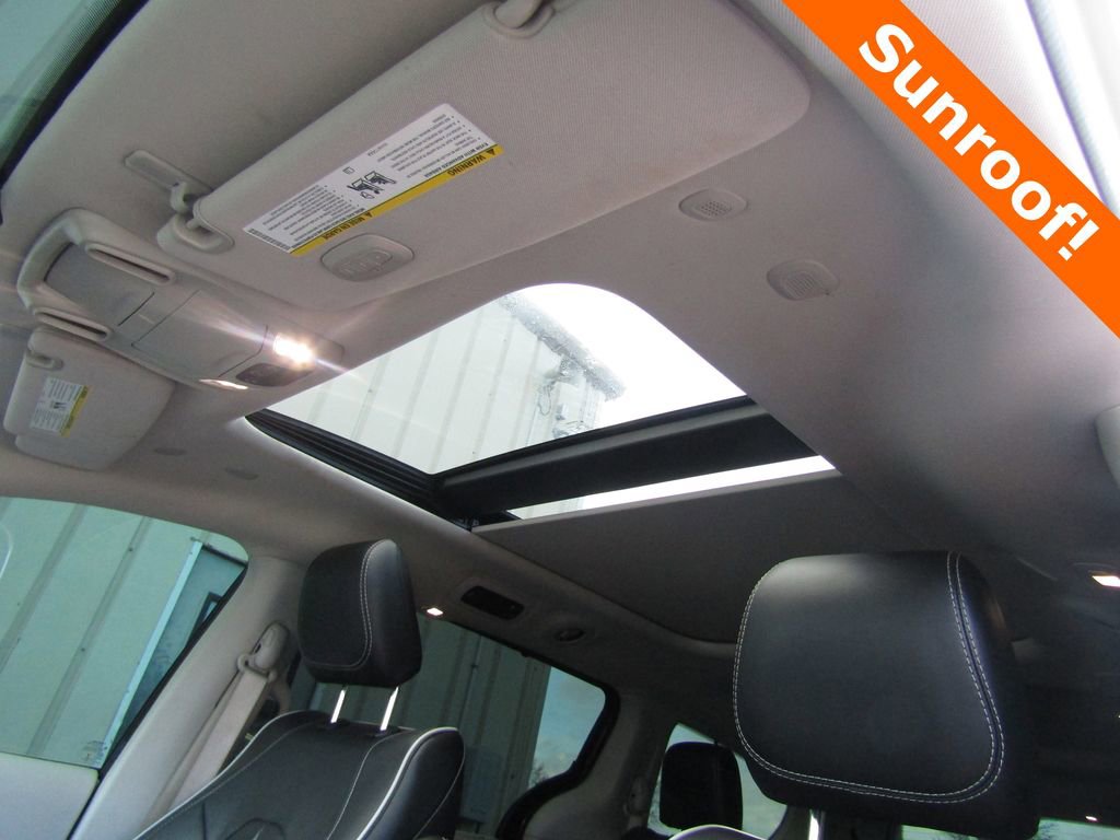 Used 2023 Chrysler Pacifica Limited AWD/4WD image 8