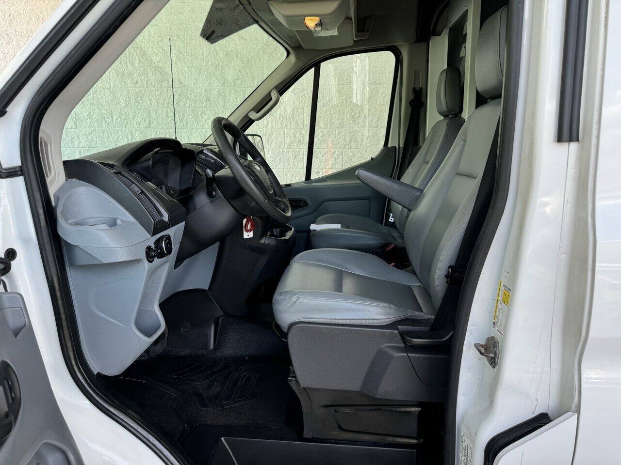 Used 2015 Ford Transit 250 130 Medium Roof RWD image 4