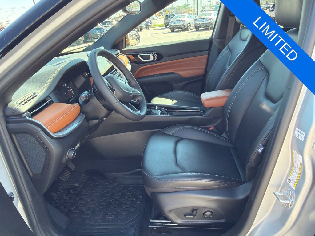 Used 2025 Jeep Compass Limited w/ Sun & Sound Group AWD/4WD image 9