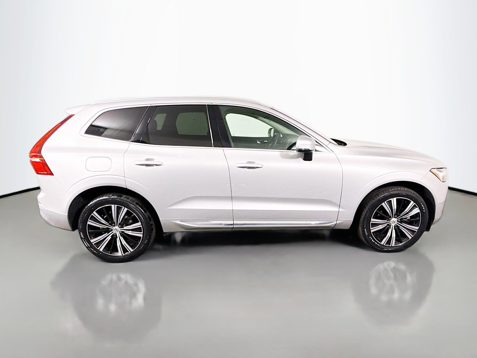 Used 2023 Volvo XC60 B5 Plus w/ Protection Package Premier image 11