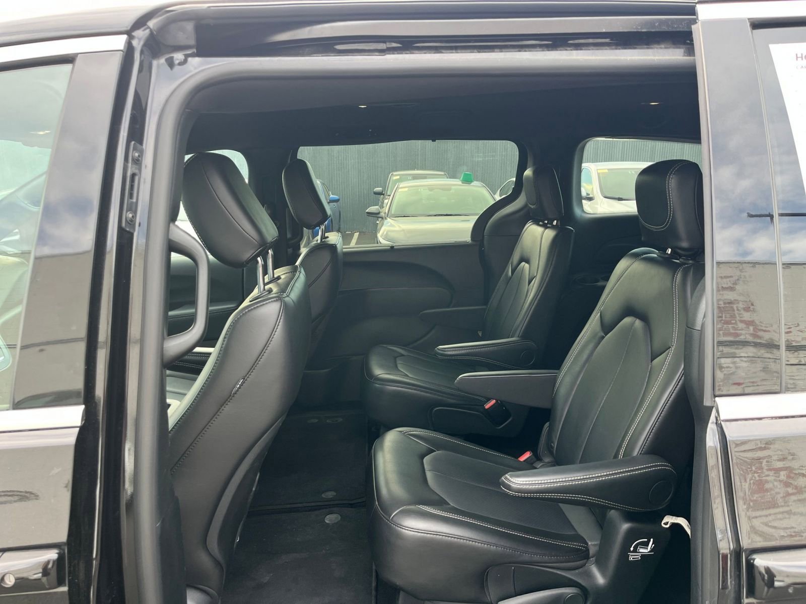 Used 2025 Chrysler Pacifica Select image 28