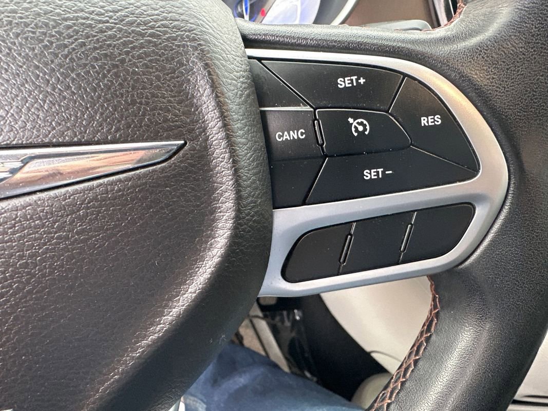 Used 2018 Chrysler Pacifica Touring-L FWD image 24