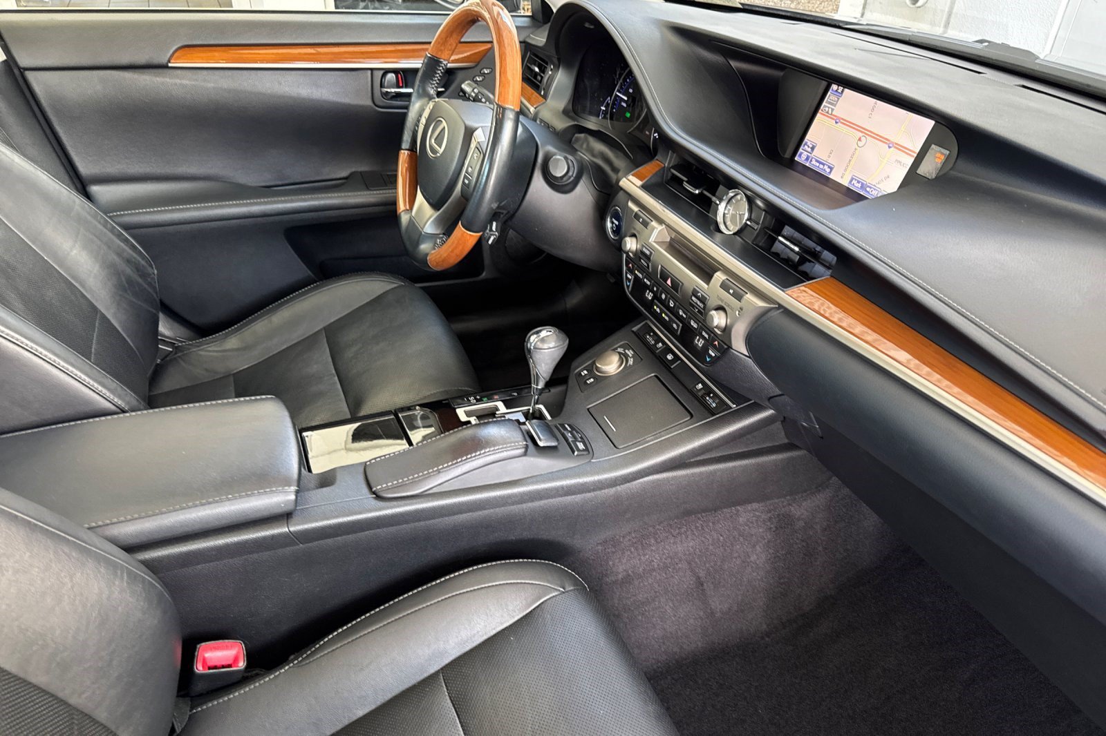 Used 2014 Lexus ES 300h w/ Luxury Package w/Bamboo Trim FWD image 19