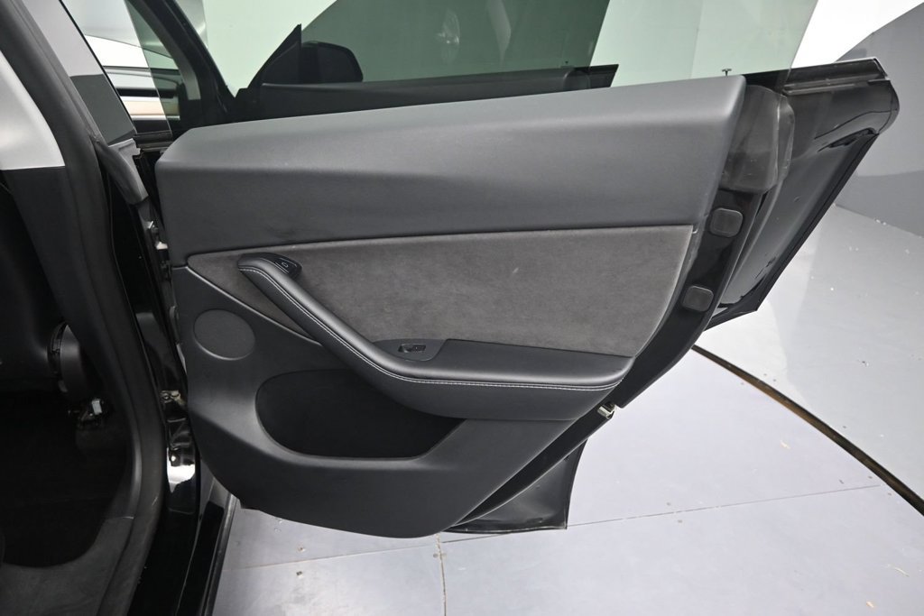 Used 2021 Tesla Model Y Long Range AWD/4WD image 19