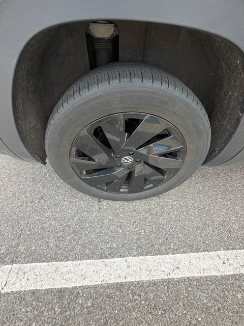 Used 2024 Volkswagen Atlas SE w/ Black Wheel Package FWD image 6