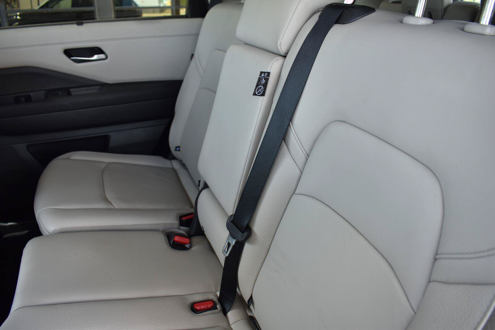 Used 2025 Nissan Pathfinder SL FWD image 48