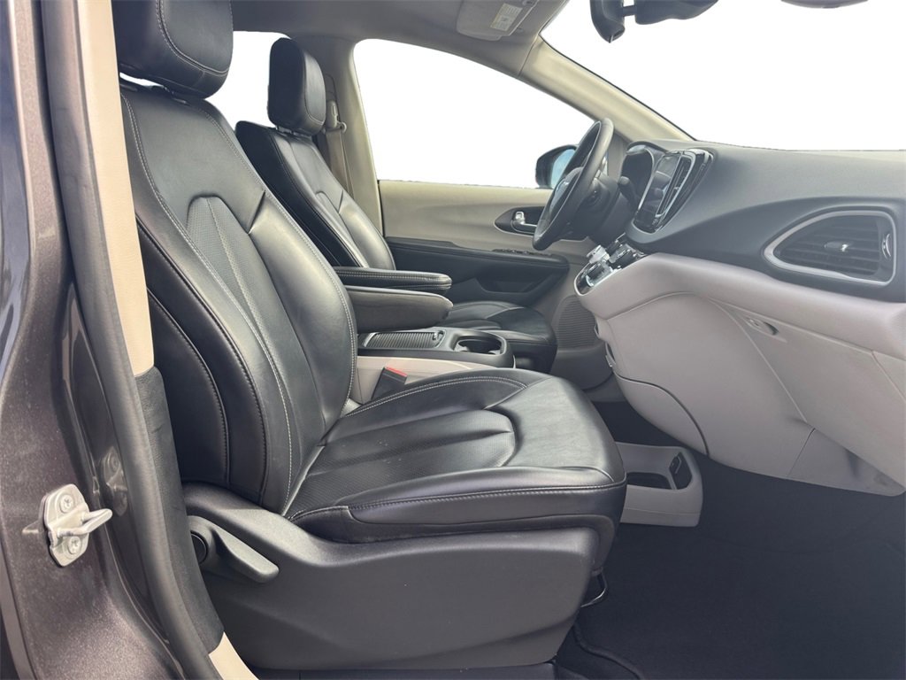 Used 2023 Chrysler Pacifica Touring-L image 15