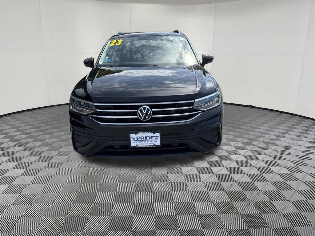 Used 2023 Volkswagen Tiguan SE w/ Panoramic Sunroof Package FWD image 2