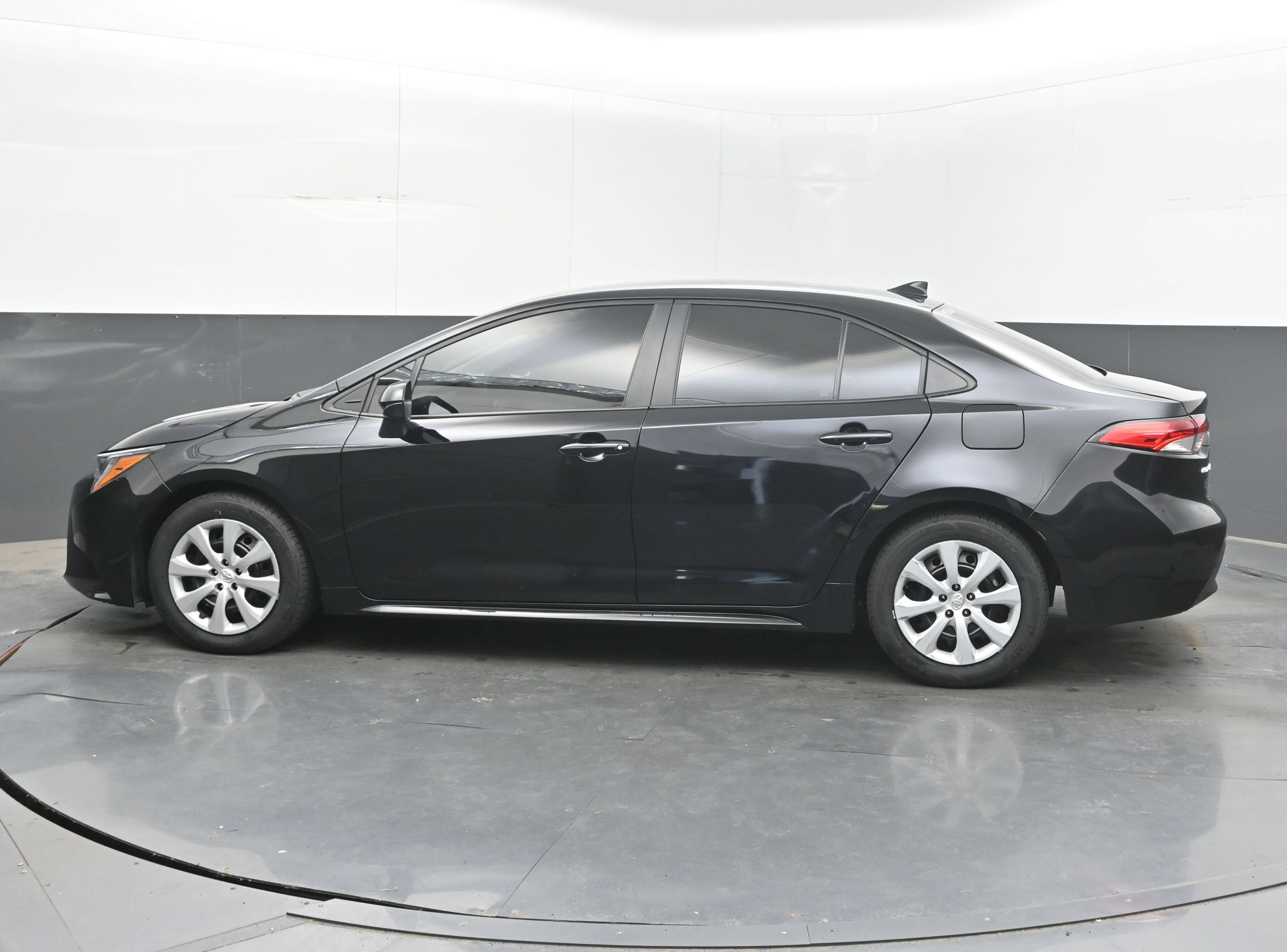 Used 2025 Toyota Corolla LE FWD image 7