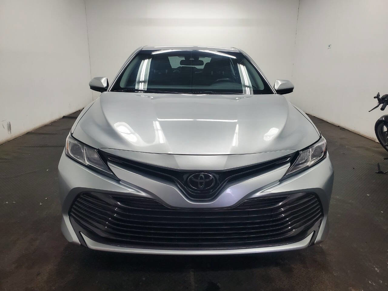 Used 2018 Toyota Camry L image 2